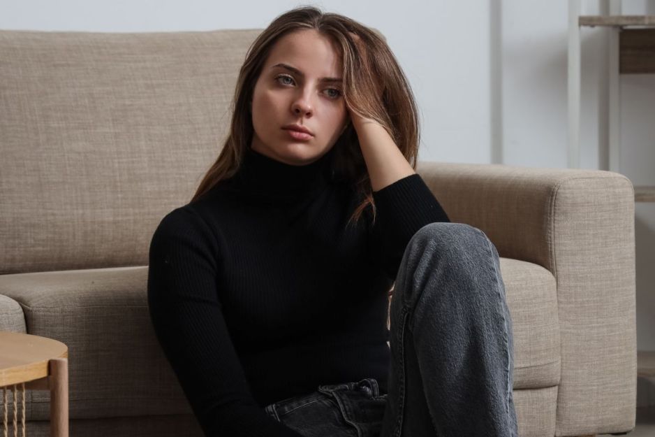 Zamyślona młoda kobieta