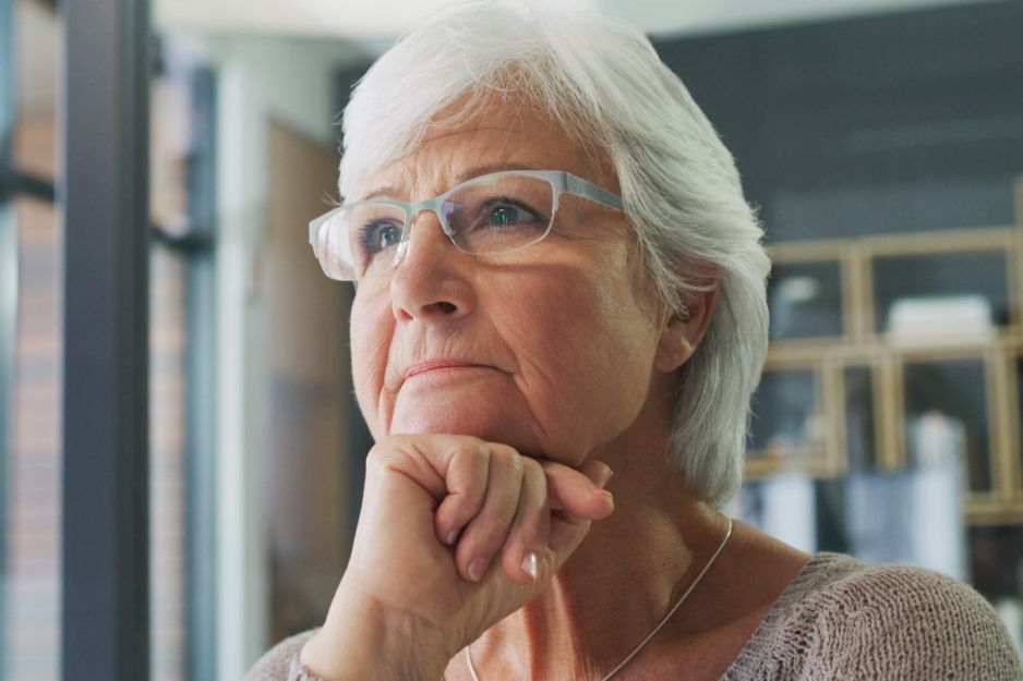 zamyślona seniorka