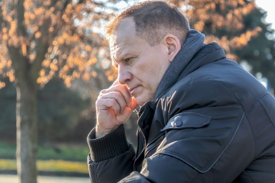 Zamyślony mężczyzna