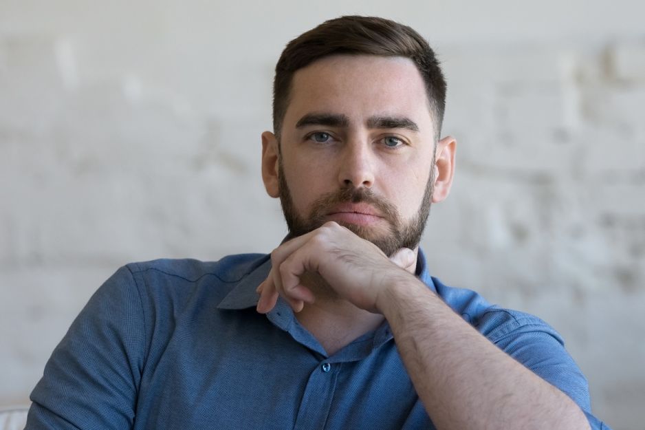 zamyślony mężczyzna