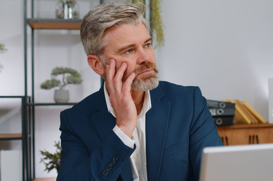 zamyślony mężczyzna