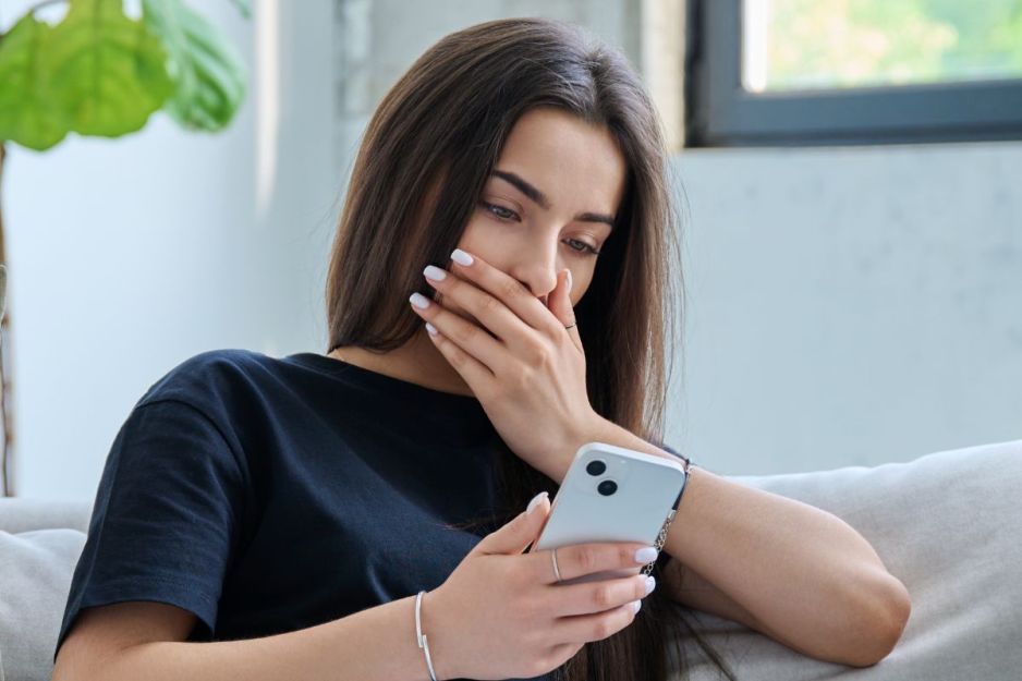 Zszokowana kobieta z telefonem