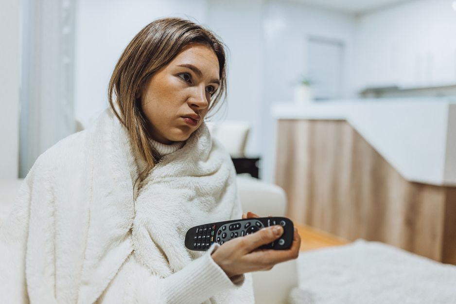 kobieta oglądająca tv