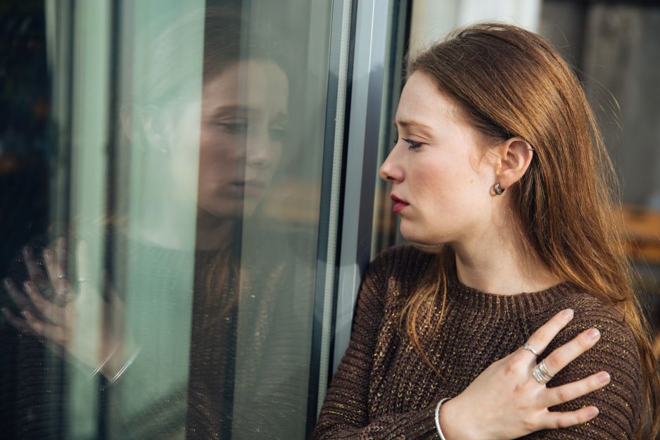 kobieta przy oknie