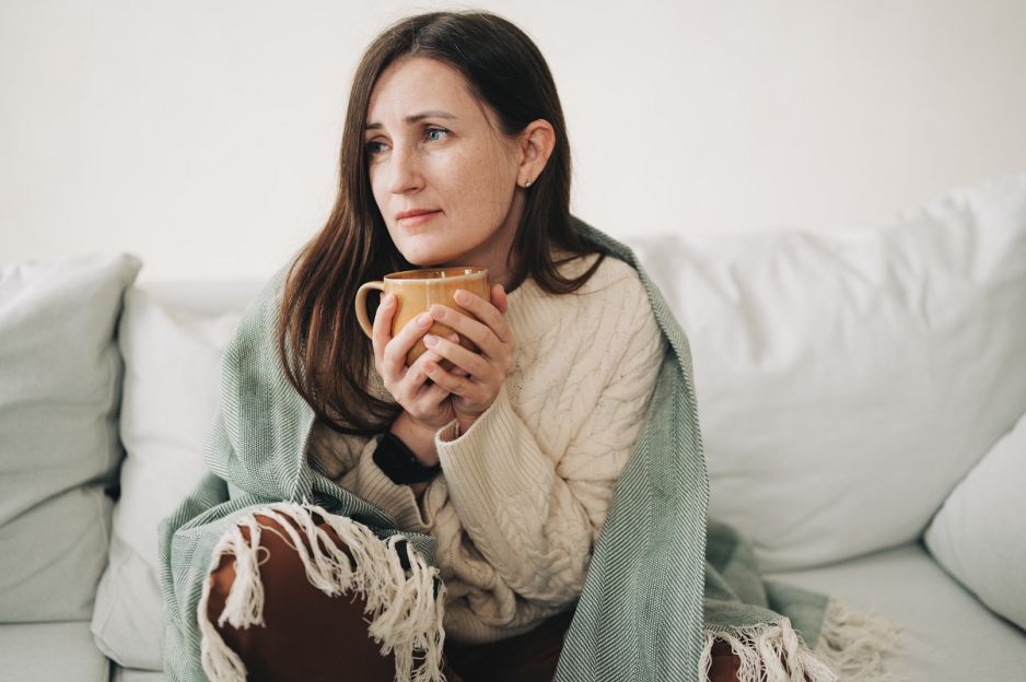 kobieta z kubkiem herbaty