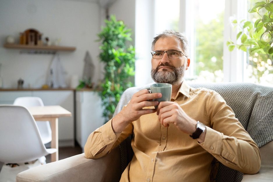 mężczyzna na fotelu