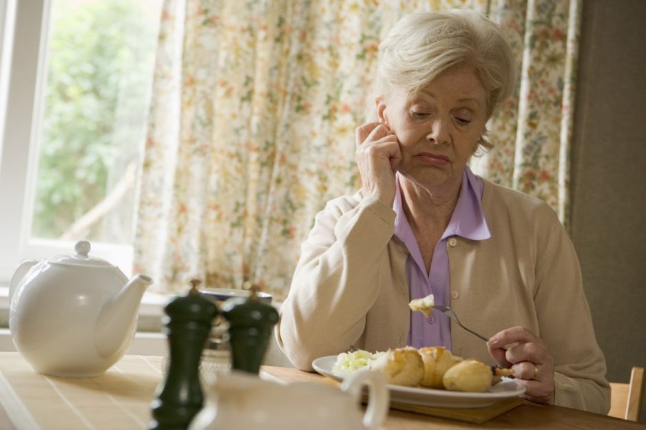 seniorka przy obiedzie