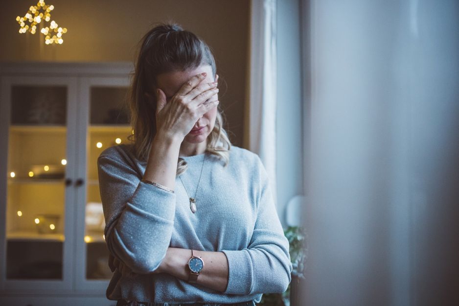 smutna kobieta w święta