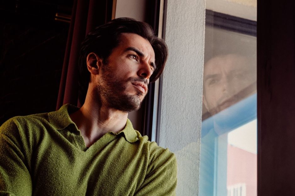 mężczyzna w oknie