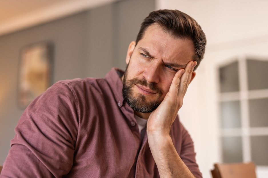 mężczyzna zmartwiony