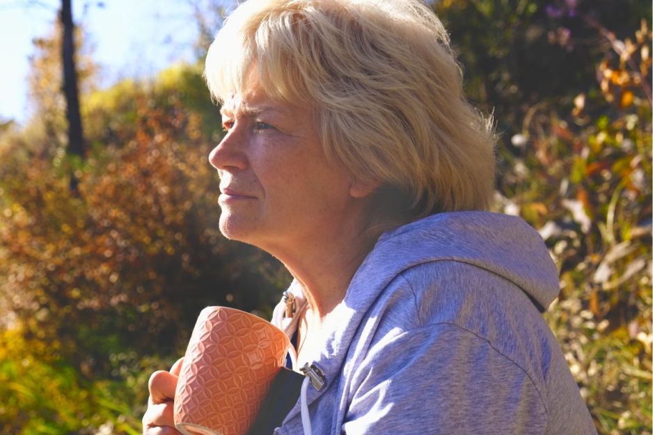 Zamyślona starsza kobieta