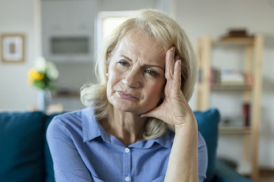 zmartwiona seniorka