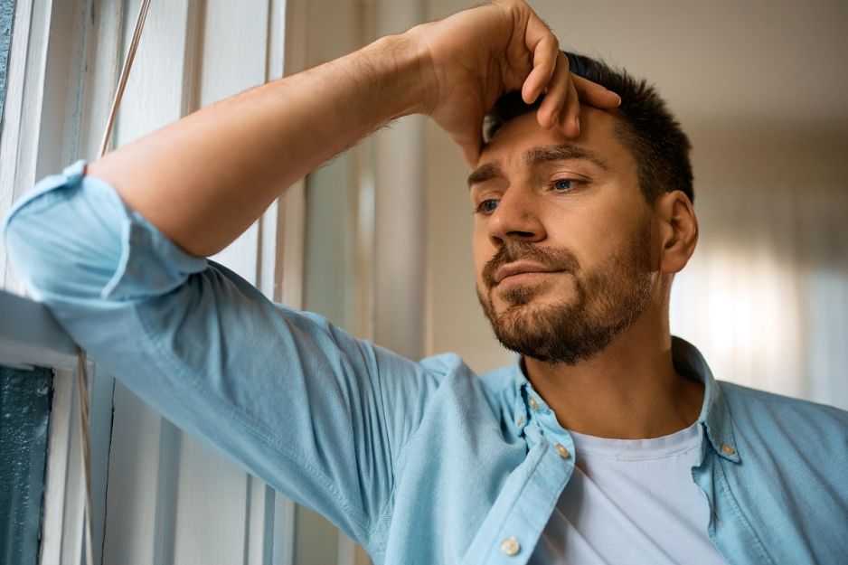 mężczyzna przy oknie