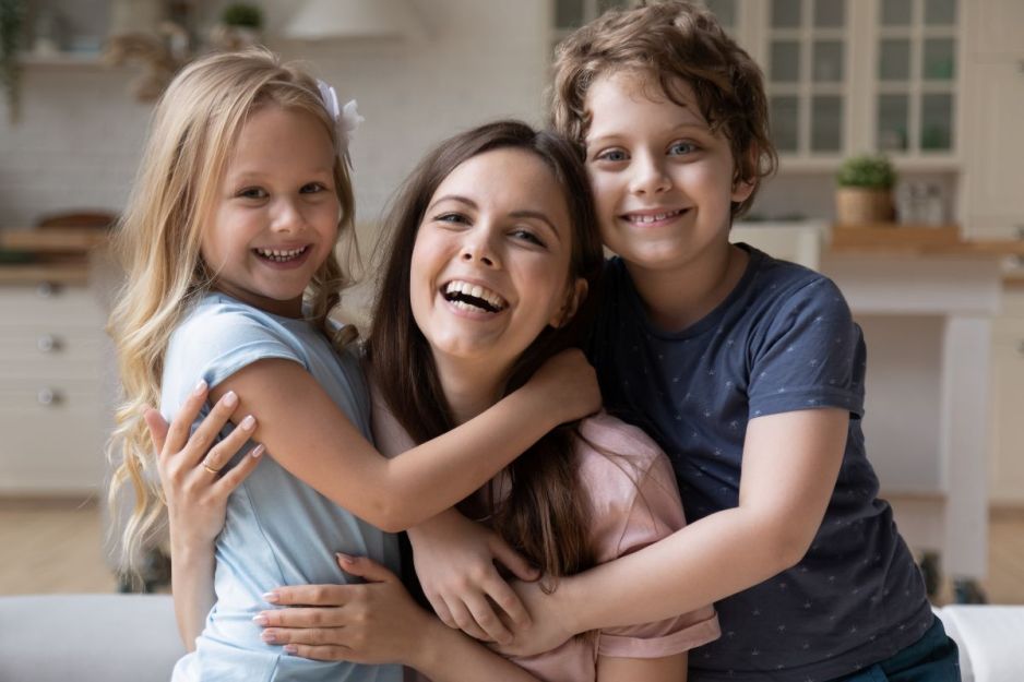 Uśmiechnięta mama z dziećmi