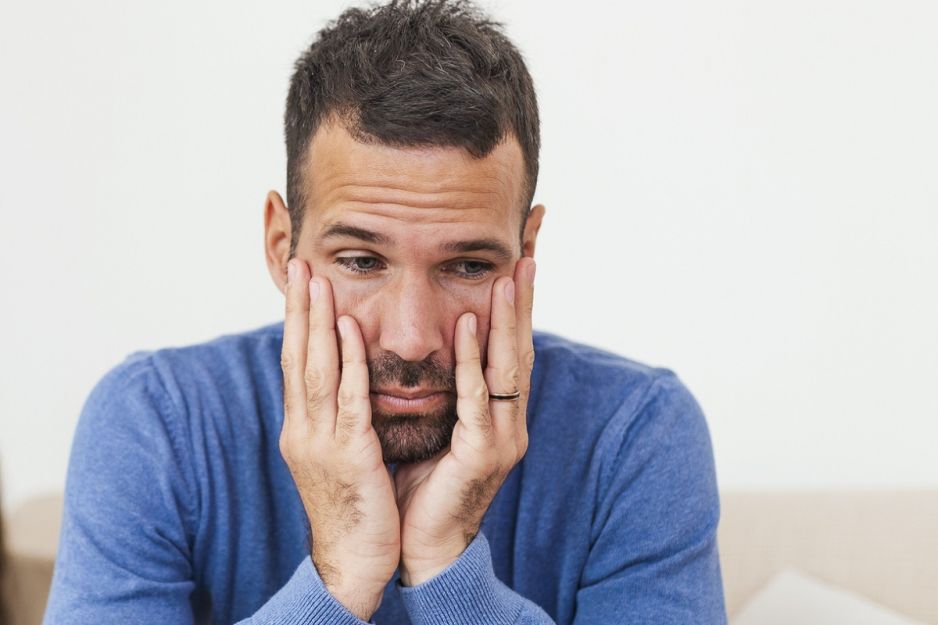 załamany mężczyzna