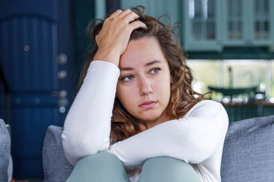 Zamyślona młoda kobieta