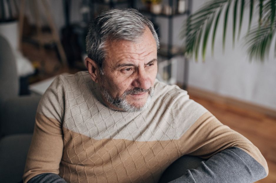 zamyślony mężczyzna