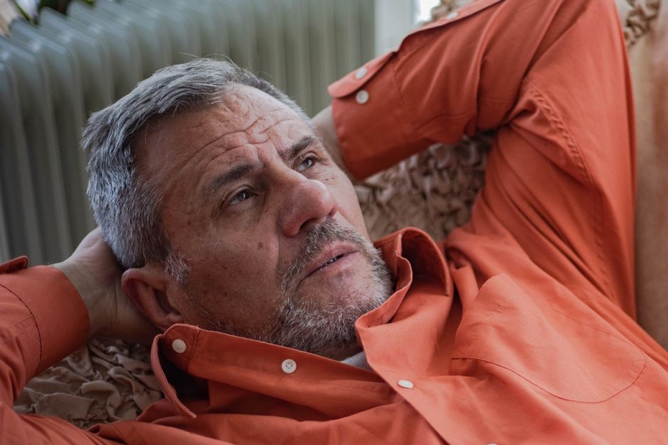 zamyślony mężczyzna