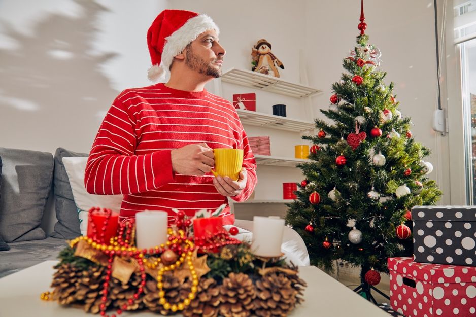mężczyzna przy choince